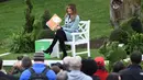 Istri Presiden AS Melania Trump menunjukkan tulisan yang ada di buku berjudul "You!" saat perayaan Easter Egg Roll di Gedung Putih, Washington (4/2). (AFP Photo / Andrew Caballero-Reynolds)