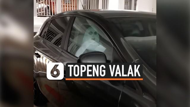 Sebuah mobil di Singapura, menaruh hantu Valak didalam mobilnya. Tanpa disadari, topeng berbentuk Valak ini sangat mirip dengan aslinya. Belum diketahui motif dari pemilik mobil tersebut.