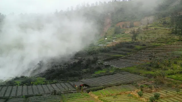 Kawah Sileri meletus setinggi 150 meter dengan jarak lontak material sekitar 50 meter dari bibir kawah. (Foto: Liputan6.com/BPBD Banjarnegara/Muhamad Ridlo)