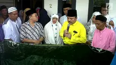 Keluarga dan kerabat dekat ketika mendoakan almarhum dr Ryan Thamrin eks presenter Dr Oz Indonesia di rumah, Pekanbaru, Jumat (08/04). dr Ryan meninggal di rumah kakaknya, Ferdi Thamrin, pada Jumat, pukul 03.30 WIB. (Liputan6.com/ M. Syukur)