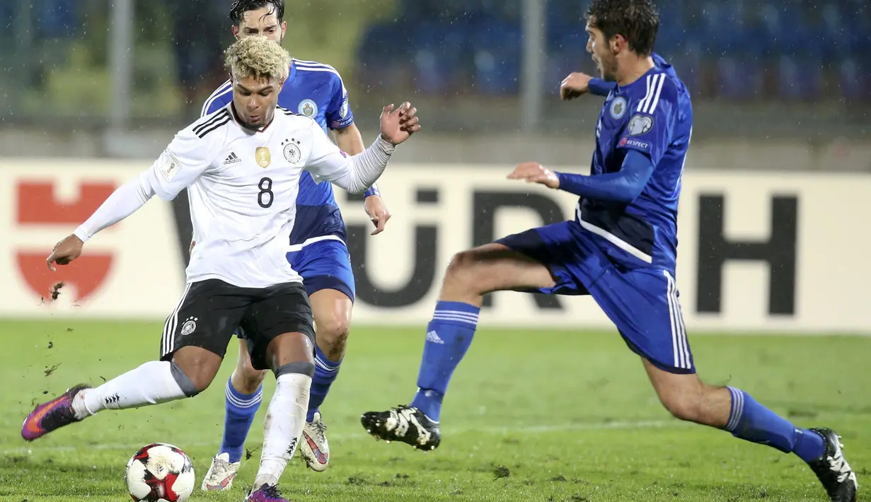 Pemain Jerman, Serge Gnabry (kiri) mencoba mengecoh pemain San Marino, Luca Tosi pada laga grup C kualifikasi Piala Dunia 2018 di San Marino stadium, Serravalle, (11/11/2016). (Reuters/Stefano Rellandini)