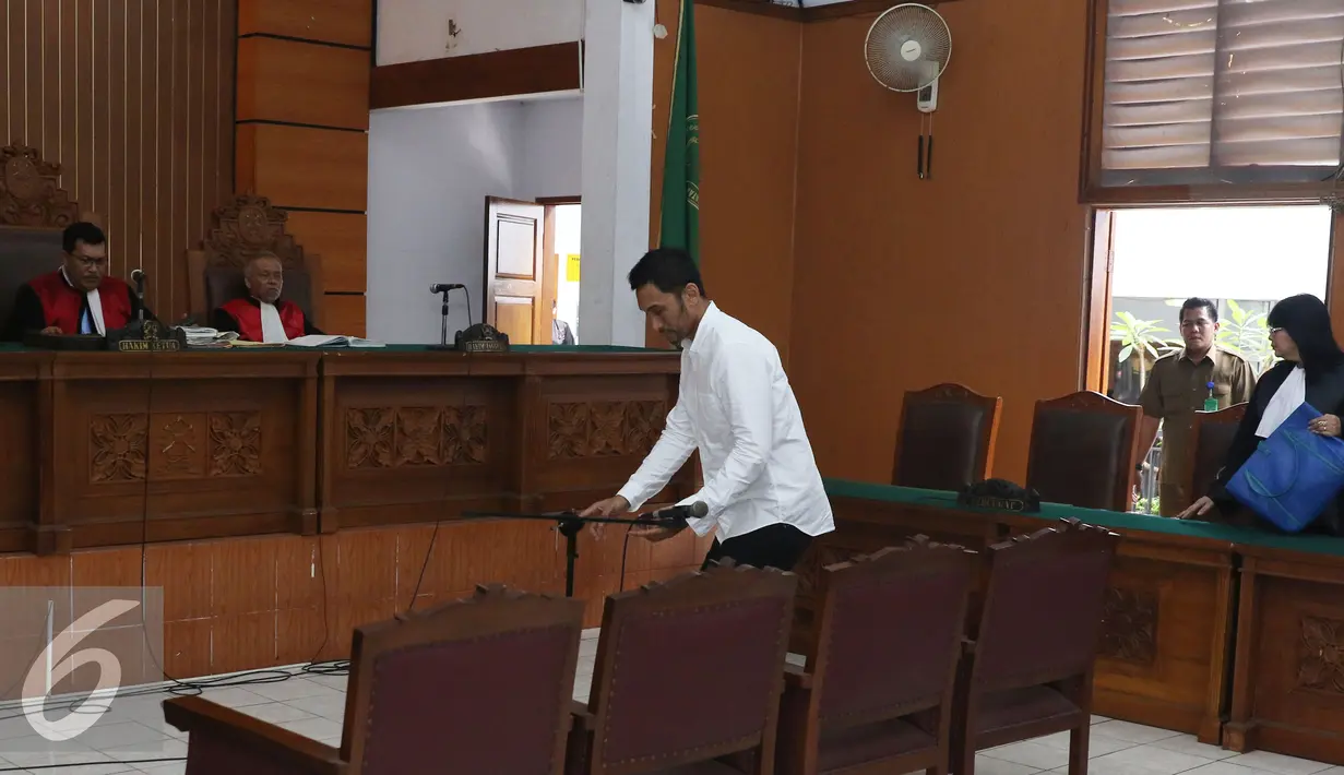 Restu Sinaga bersiap menjalani sidang dengan agenda tuntutan jaksa penuntut umum di Pengadilan Jakarta Selatan, Rabu (9/11). Sidang Restu Sinaga dengan agenda tuntutan jaksa penuntut umum ditunda sampai minggu depan. (Liputan6.com/Herman Zakharia)