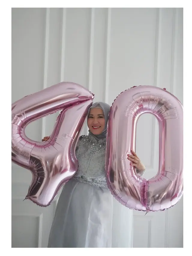 6 Potret Perayaan Ulang Tahun ke-40 Okie Agustina, Riasannya Bikin Pangling