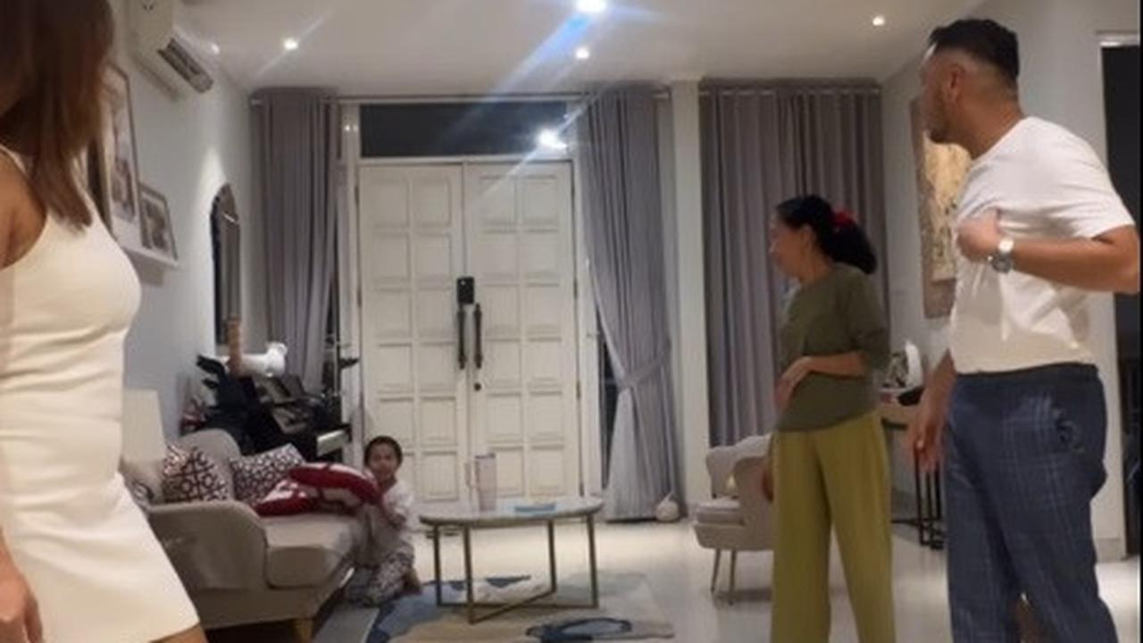 Terima Jabatan Penting di Kabinet Prabowo, Ini 8 Potret Rumah Giring Nidji yang Tak Pernah Tersorot - Punya Dapur Mewah dan Estetik