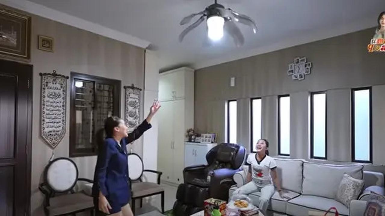 Tinggal di Gang Sempit, Intip Foto Ruang Tamu Sederhana Rumah Ayu Ting Ting