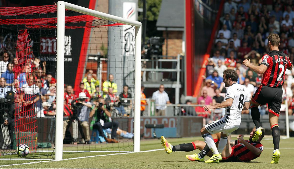 Proses terjadinya gol yang dicetak pemain Manchester United, Juan Mata, ke gawang Bournemouth. Gelandang Spanyol itu mencetak gol pertama MU pada menit ke-40. (Reuters/Andrew Couldridge)