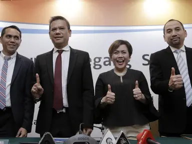 Direktur Programing SCM, Harsiwi Achmad dan CEO PT Liga Indonesia Baru (LIB), Berlinton Siahaan, saat jumpa pers di Hotel Sultan, Jakarta, Kamis (8/3/2018). Emtek resmi memegang hak siar Liga 1 Indonesia 2018. (Bola.com/M Iqbal Ichsan)