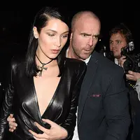 Akhir tahun lalu Bella Hadid mengalami patah hati lantaran berpisah dengan sang kekasih, The Weeknd. Namun saat ini Bella nampaknya sudah berhasil move on, ia terlihat sedang berpose mesra dengan seorang fotografer. (doc.dailymail.com)