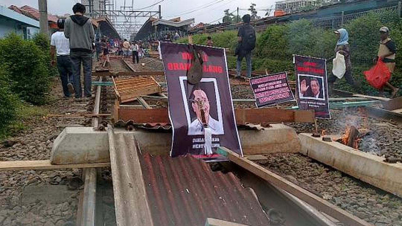 Ratusan pedagang dan mahasiswa blokir jalur KRL di Depok