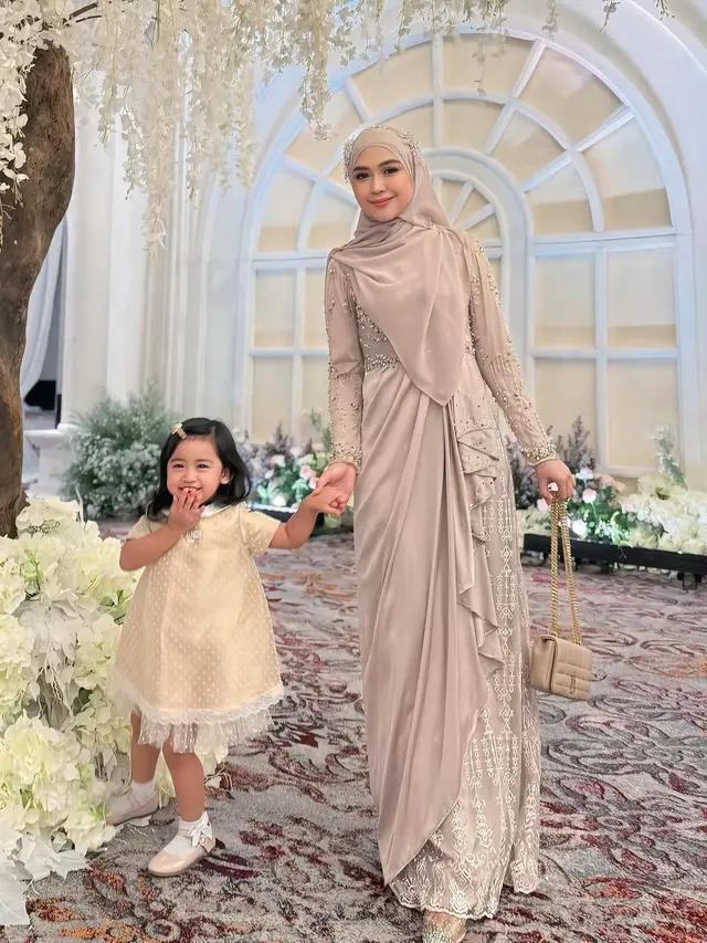 Potret Ria Ricis saat Dinner Mewah
