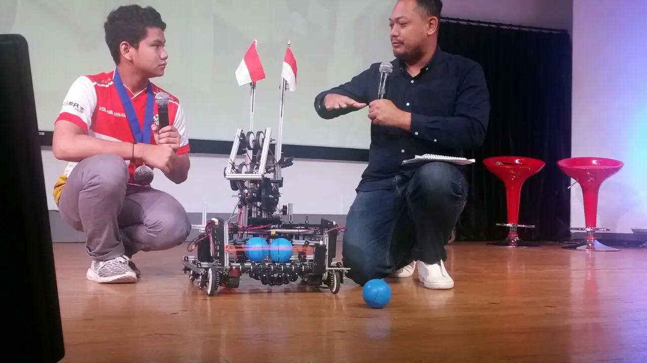 Robot besutan tim robotika TechnoNatura, The WowWi, saat beraksi (Rizki Akbar Hasan/Liputan6.com)