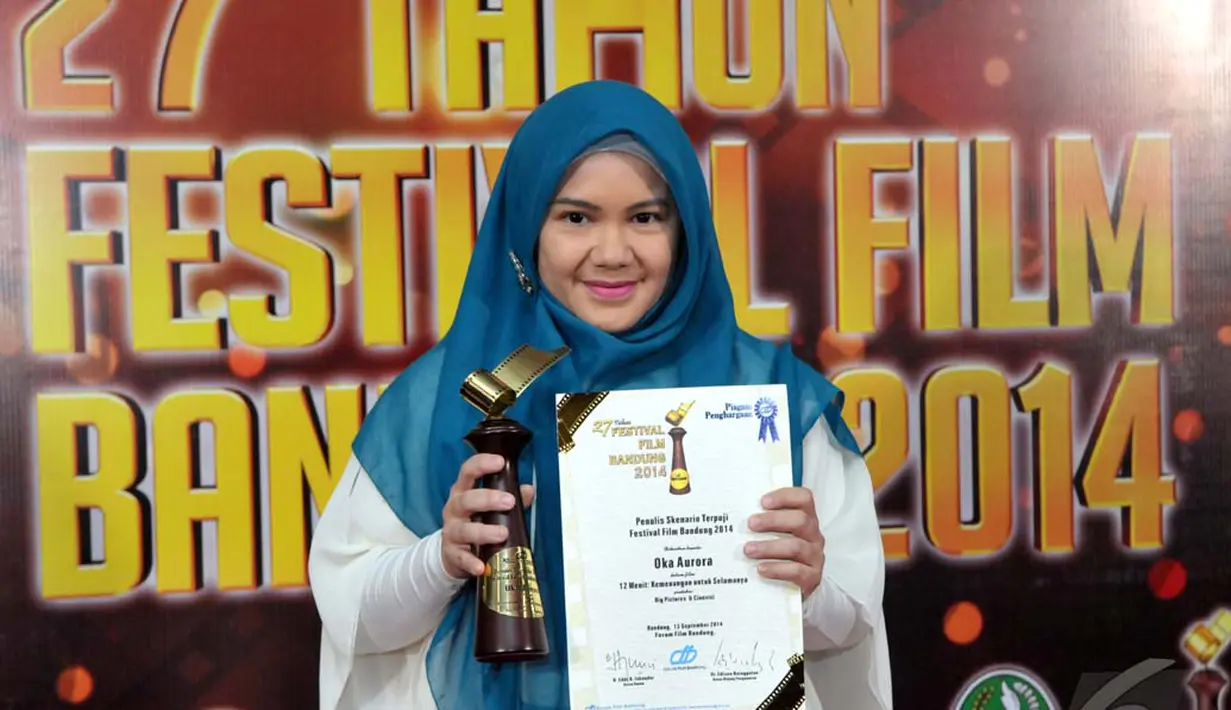 Oka Aurora keluar sebagai Penulis Sekenario Film Terpuji dalam film 12 Menit, Bandung, Sabtu (13/9/2014) (Liputan6.com/Panji Diksana)
