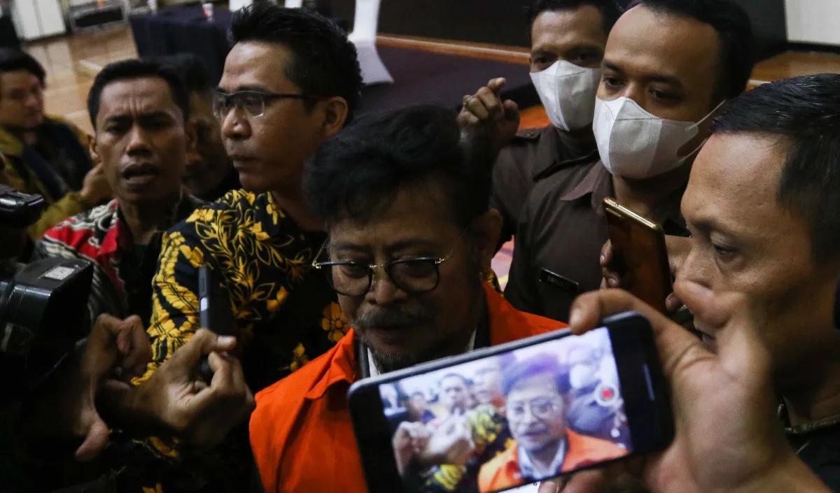 Politikus partai NasDem tersebut mengaku telah menjalani pemeriksaan selama dua malam berturut-turut sejak penangkapan pada Kamis (12/10) malam.<br>