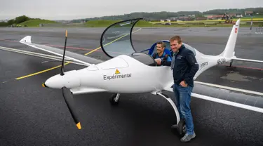 Inisiator proyek pesawat bertenaga surya SolarStratos, Raphael Domjan (kanan) berpose dengan pilot Damian Hischier usai uji coba penerbangan pertama di Payerne, Swiss (5/5). Pesawat ini hanya dapat dinaiki dua penumpang. (AFP Photo/Fabrice Coffrini)