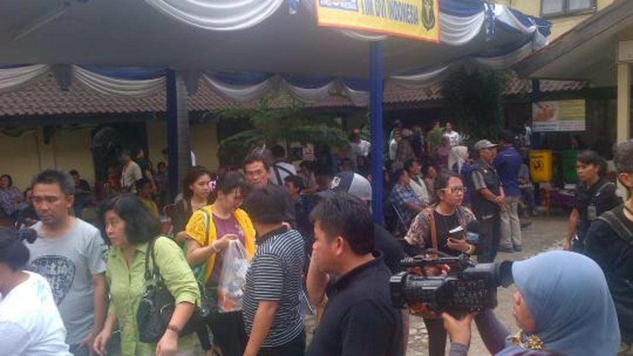 Tampak wartawan dengan duduk menunggu proses identifikasi korban Sukho 