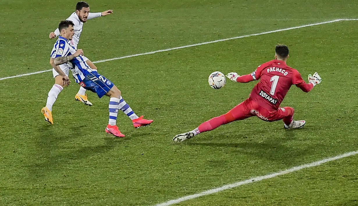 Gelandang Real Madrid, Eden Hazard saat mencetak gol ke gawang Deportivo Alaves pada pertandingan lanjutan La Liga Spanyol di stadion Mendizorroza di Vitoria. Minggu (24/1/2021). Madrid menang besar atas Alaves 4-1. (AP Photo/ Alvaro Barrientos)