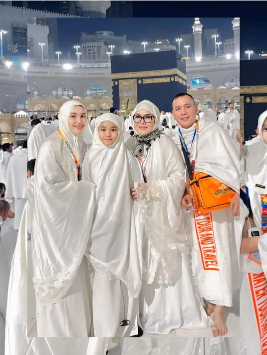 Potret Ayu dan keluarga di depan Ka'bah mencerminkan kebahagiaan dan kekhusyukan mereka. Mengenakan ihram putih, mereka tampak menikmati momen sakral di Masjidil Haram. Ka'bah yang megah di malam hari menambah kedamaian suasana.  (Liputan6.com/IG/@ayutingting92)