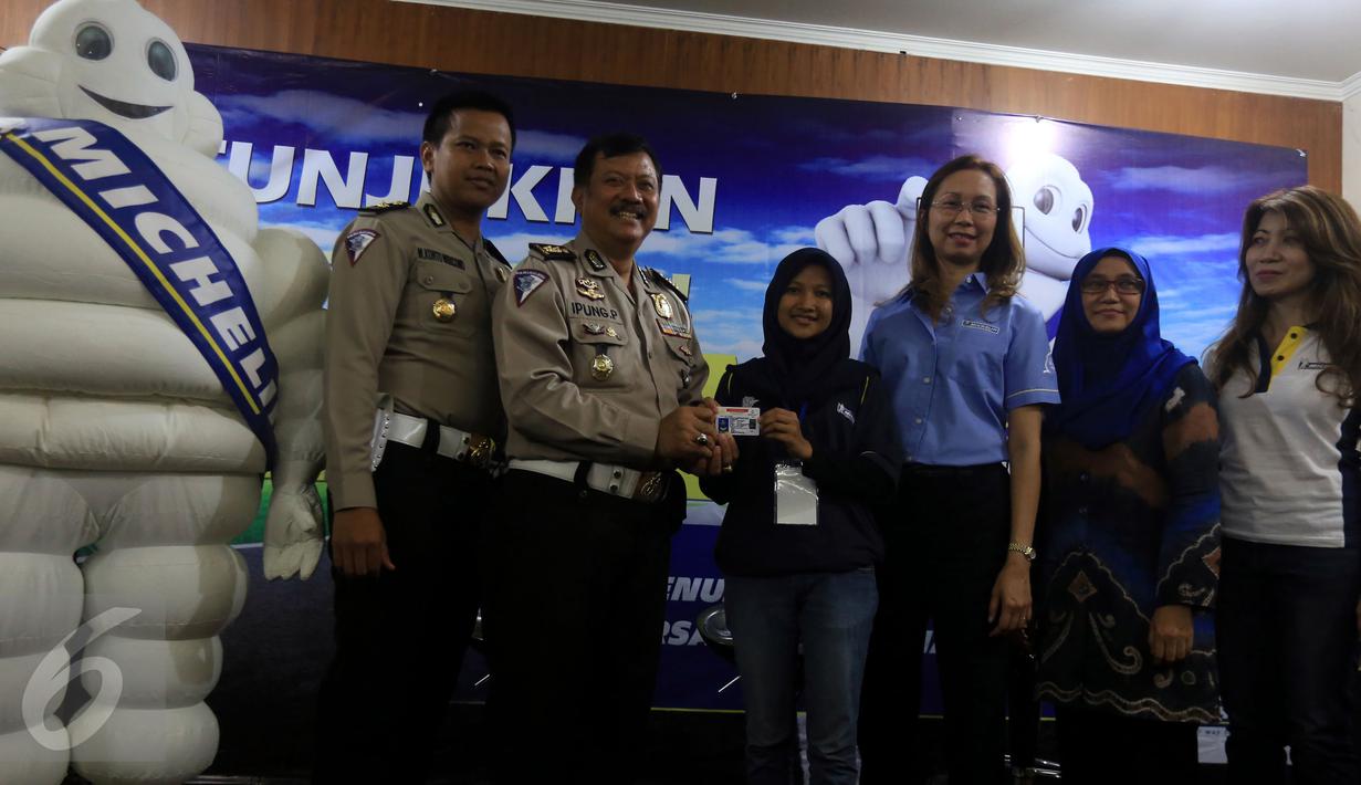 Pihak Kepolisian Lalu lintas dan Michelin saat saat foto bersama di acara  program edukasi road safety, Jakarta, Minggu (1/11/2015). Sebanyak 250 peserta mengikuti kegiatan ini. (Liputan6.com/Johan Tallo)