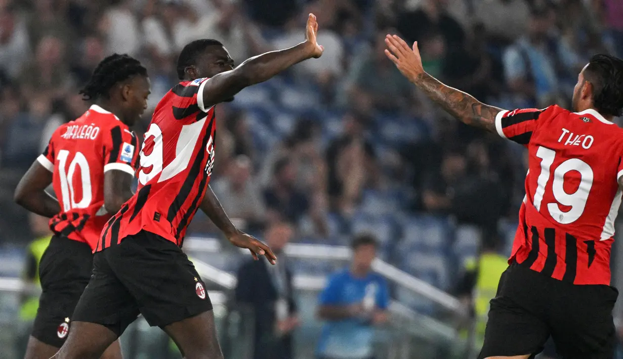 AC Milan bangkit dan sukses mencetak gol penyeimbang melalui tindakan Rafael Leao di menit ke-72. Skor berubah menjadi seri 2-2 dan kedua tim kudu puas berbagi satu poin. (Tiziana Fabi/AFP)
