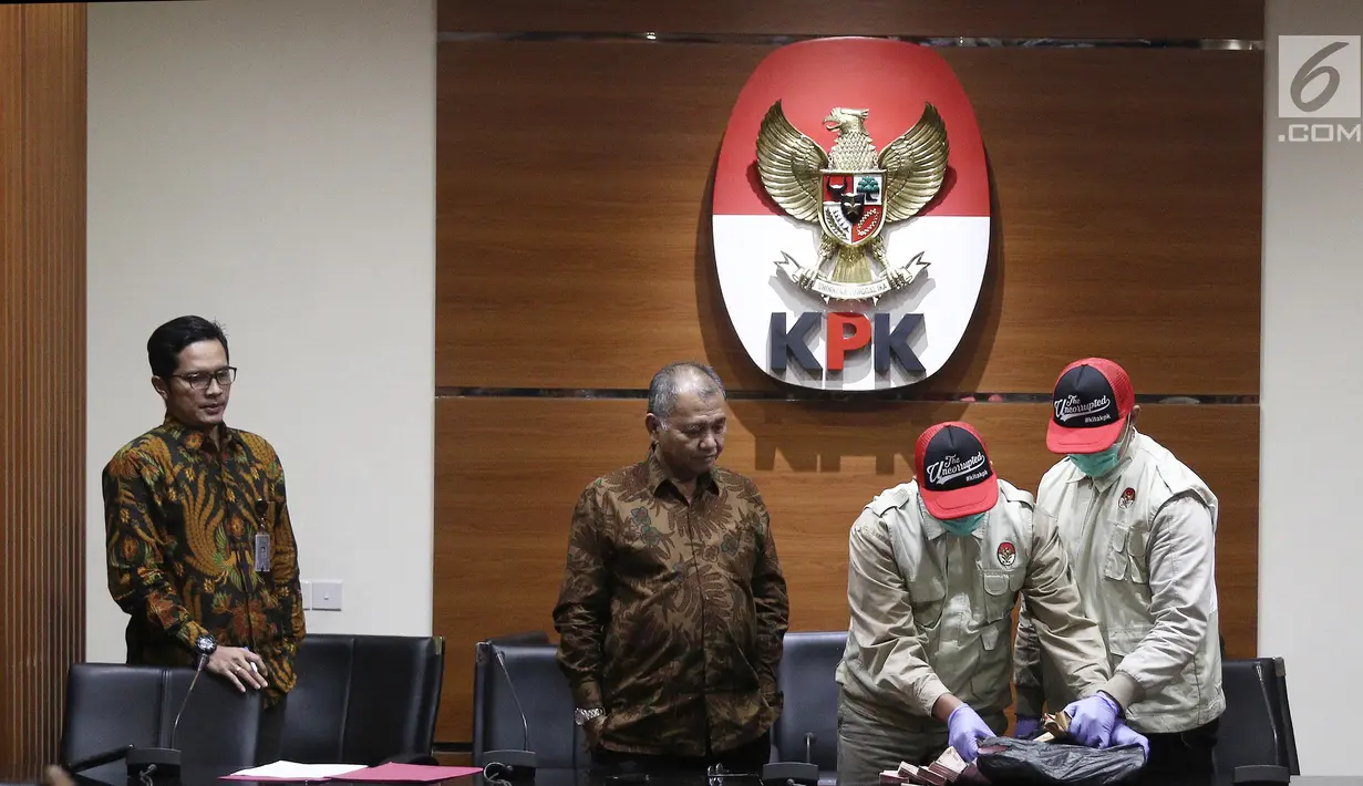 Penyidik KPK menunjukkan barang bukti uang Rp 100 Juta dari OTT Bupati Purbalingga disaksikan Ketua KPK Agus Rahardjo dan juru bicara KPK Febri Diansyah di Gedung Merah Putih KPK, Kuningan, Jakarta, Selasa (5/6). (Liputan6.com/Herman Zakharia)