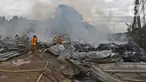 Petugas pemadam kebakaran melakukan pendingin di Pabrik penggilingan kapas, Pasar Rebo, Jakarta Timur, Selasa (16/11/2021). Sudin Penanggulangan Kebakaran dan Penyelamatan (Gulkarmat) Jakarta Timur menurunkan 13 mobil pemadam kebakaran untuk memadamkan api. (Liputan6.com/Herman Zakharia)