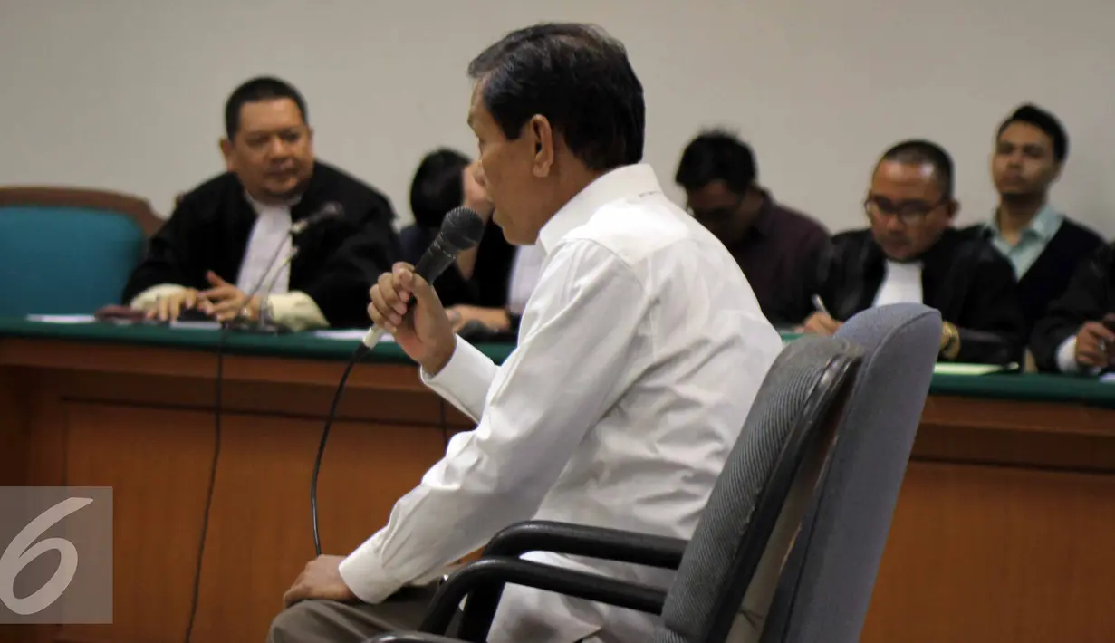 Adriansyah menjalani sidang dakwaan di Pengadilan Tipikor, Jakarta, Senin (24/8/2015). Adriansyah diduga menerima suap dari Andrew Hidayat selaku Direktur PT Media Karya Sentosa senilai Rp 1 M dan SGD 50 ribu serta USD 50 ribu (Liputan6.com/Helmi Afandi)