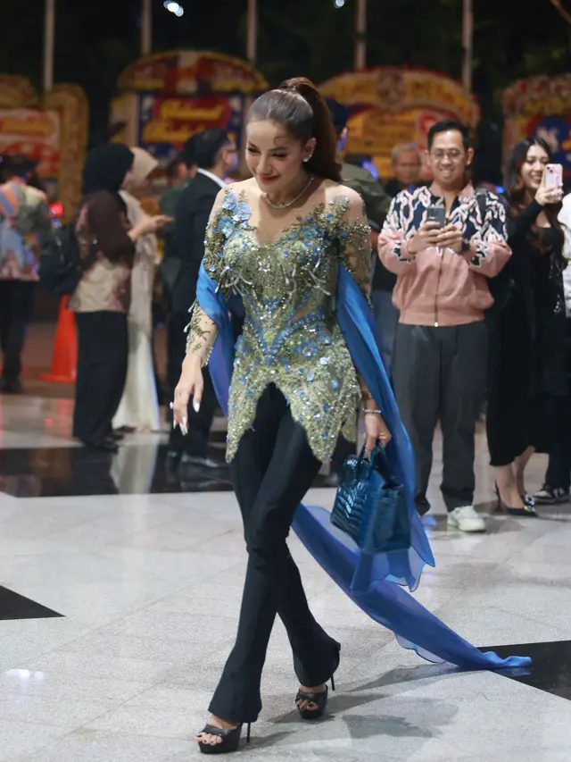 Potret Olla Ramlan Hadiri Ngunduh Mantu Al Ghazali-Alyssa Daguise, Pamer Body Goals dengan Kebaya dan Tas Hermes