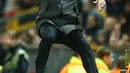 Manajer Manchester United, Jose Mourinho, terpeleset saat bereaksi menyaksikan laga leg kedua perempat final Liga Europa antara Manchester United (MU) kontra Anderlecht di Stadion Old Trafford, Jumat (21/4). (AP Photo/Dave Thompson)