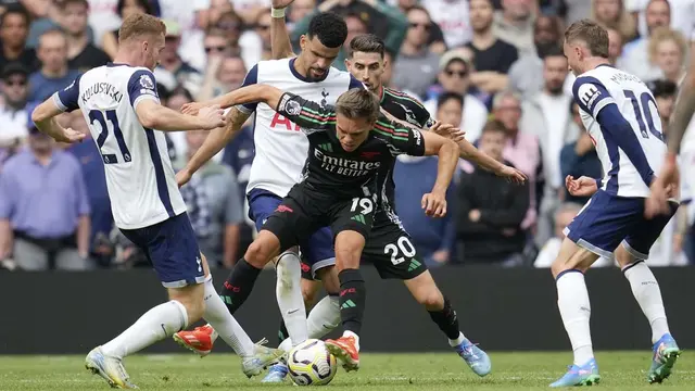 Foto: Jersey Robek Leandro Trossard Jadi Saksi Kerasnya Laga Arsenal Kontra Tottenham di Liga Inggris