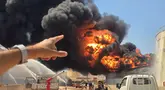 Asap hitam pekat membubung saat kebakaran di kilang minyak Zawiya setelah serangan pesawat nirawak di Zawiya, Libya, Selasa, 11 Agustus 2026. (AFP/ Mahmud Turkiya)
