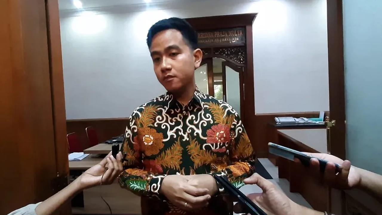 Namun demikian, dia tak menampik pemanggilan tersebut terkait perkembangan politik terkini yang terjadi di Kota Solo. Sebagai kepala daerah asal PDI  Perjuangan, akan melaporkan kondisi politik yang terjadi di Kota Bengawan saat ini.<br>