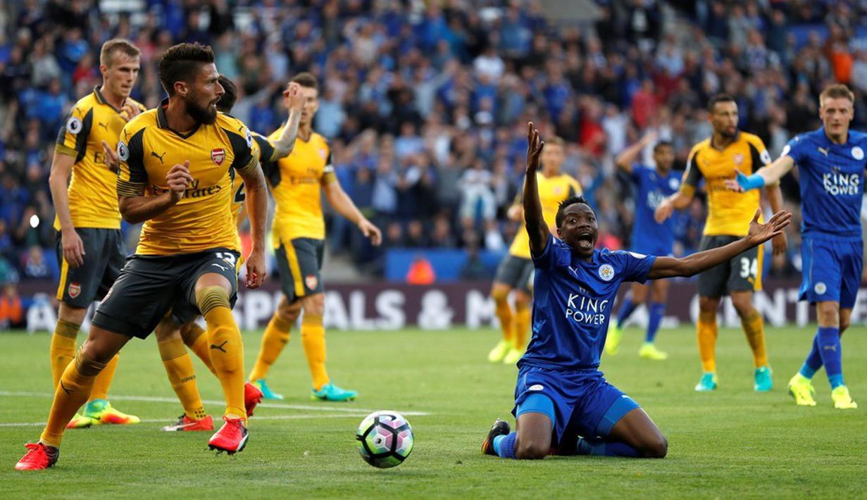 Pemain Leicester City, Ahmed Musa, memprotes wasit setelah dilanggar di dalam kotak penalti Arsenal dalam laga Premier League di Stadion King Power, Leicester, (20/8/16). (Action Images via Reuters/John Sibley)