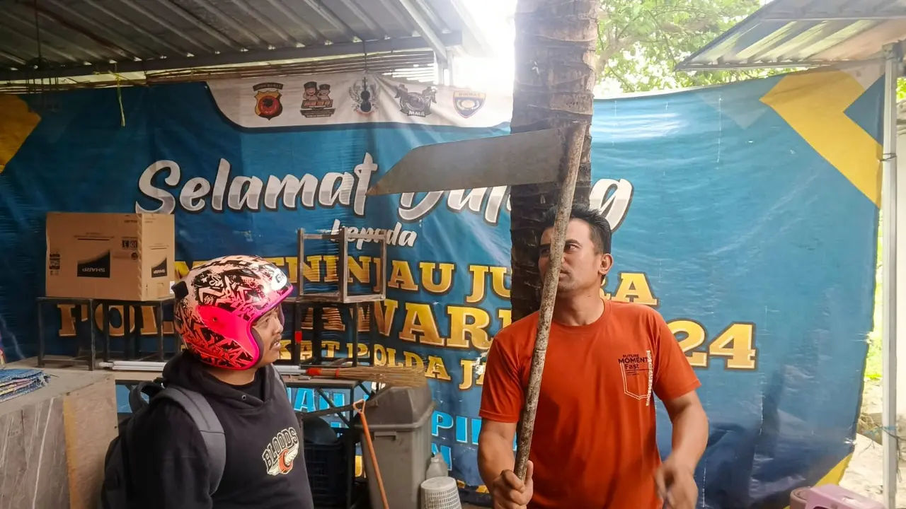 Barang bukti yang diamankan warga dari geng motor di Sukabumi. (Dok. Istimewa).