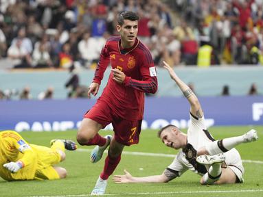 Alvaro Morata menambah satu gol saat Spanyol bermain imbang 1-1 melawan Jerman dalam matchday kedua Grup E Piala Dunia 2022 di Al Bayt Stadium, Senin (28/11/2022). Striker Atletico Madrid itu kini sudah mengumpulkan dua gol. (AP/Matthias Schrader)