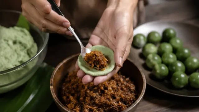 Membuat Kue Putri Mandi Isi Kelapa