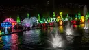 Orang-orang mengunjungi festival lampu dan figur Natal pada awal musim liburan di Paseo Santa Lucia, Monterrey, Meksiko pada 25 November 2018. Festival ini adalah salah satu festival terbesar di Amerika Latin. (Julio Cesar AGUILAR/AFP)