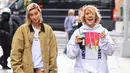 Hailey Baldwin ternyata juga memberikan cincin untuk Justin Bieber sebagai tanda pertunangan mereka. (splashnews HL)