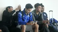 Pemain muda Arema, yakni Nasir, Rafli dan Junda dibawa ke Padang untuk menghadapi Semen Padang. (Bola.com/Iwan Setiawan)