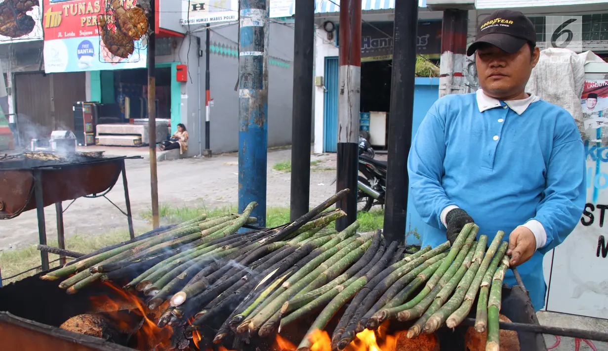 Pedagang membakar pakat di Jalan Letda Sudjono, Kota Medan, Sumatera Utara, Senin (28/5). Pakat menjadi makanan primadona saat berbuka puasa di bulan Ramadan. (Liputan6.com/Reza Perdana)