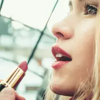 Penasaran bagaimana cara aplikasi lipstik ombre padaa bibir gelap? 5 cara ini patut kamu ikuti. (Foto: Unsplash)