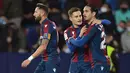 Gelandang Levante, Jose Campana (kanan) berselebrasi usai mencetak gol ke gawang Valencia pada pertandingan lanjutan La Liga Spanyol di stadion Ciutat de Valencia di Valencia (20/12/2021).  Valencia menang atas Levante 4-3. (AFP/Jose Jordan)