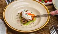 How to make a poached egg. (Photo: Nima Naseri/Unsplash)