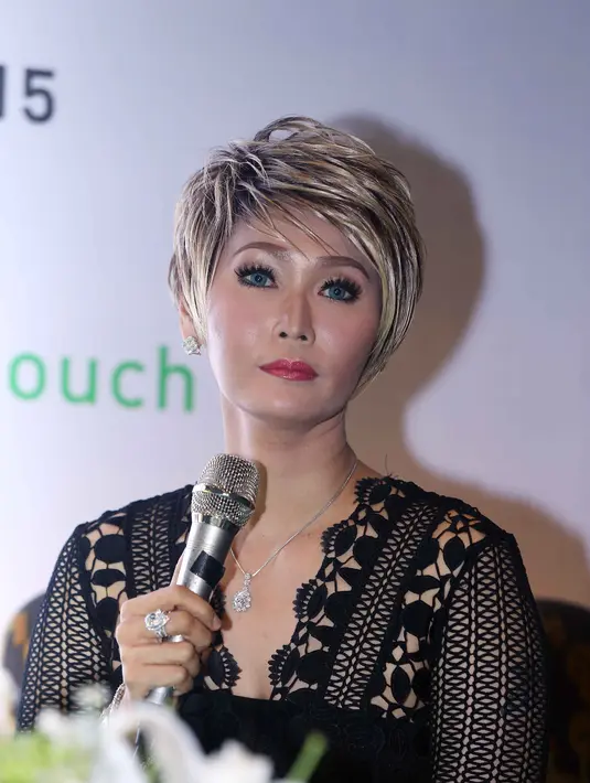 "Gaya JLo (Jennifer Lopez) kan nggak terlalu berlebihan ya, tapi lihatnya elegan gitu. Nggak tebal make-up tapi tetap cantik," jelas Inul Daratista. (Nurwahyunan/Bintang.com)