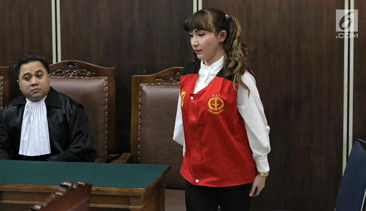 Aktris Roro Fitria mengikuti sidang lanjutan kasus kepemilikan narkoba di PN Jakarta Selatan, Kamis (12/7). Sidang yang beragendakan pemeriksaan saksi tersebut ditunda karena saksi tidak hadir. (Liputan6.com/Faizal Fanani)