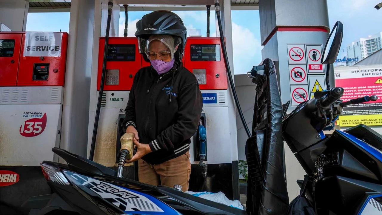 FOTO: Pemerintah Tetapkan Batas Pembelian BBM Bersubsidi per Kendaraan