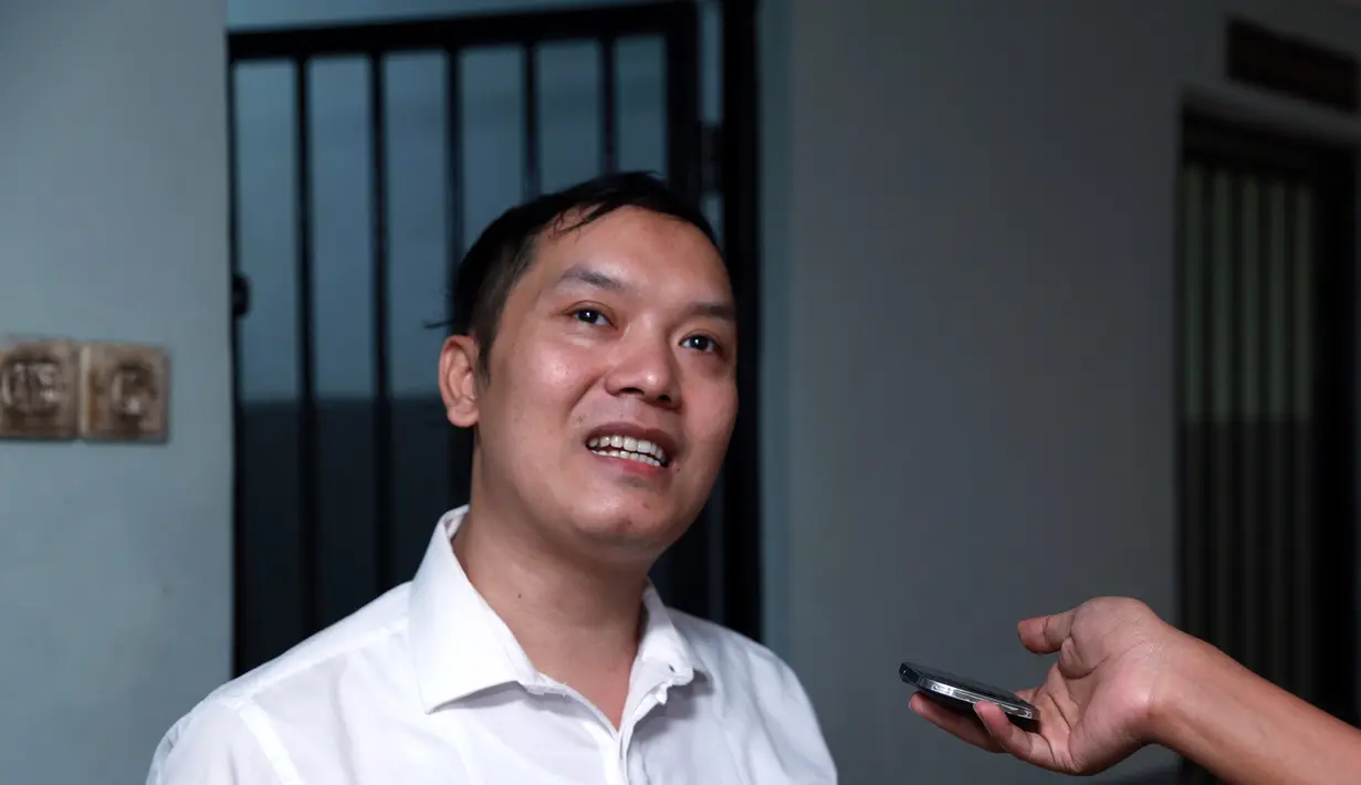 "Lebaran alhamdulillah lancar, seperti di pesantren, puasa gak ada yang batal. Tarawih juga bisa berjamaah, bisa khatam Alquran dan lain-lain," kata Hengki di Pengadilan Negeri Jakarta Selatan, Kamis (23/7). (Wimbarsana/Bintang.com)