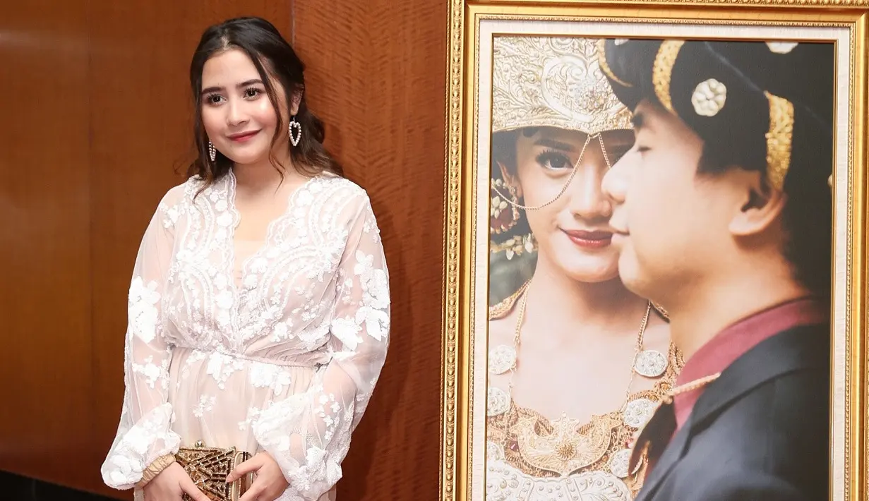 Menghadiri acara pernikahan seorang sahabat memang hal yang paling membahagiakan. Hal serupa dirasakan Prilly Latuconsina yang hadir di pernikahan Raditya Dika dan Anissa Aziza. (Nurwahyunan/Bintang.com)