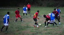 Kawah gunung berapi bukanlah tempat yang lazim untuk pertandingan sepak bola, namun di sanalah wasit meniup peluit tanda dimulainya pertandingan setiap akhir pekan di pinggiran Mexico City. (CLAUDIO CRUZ / AFP)