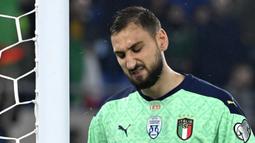 Gianluigi Donnarumma berhasil tampil memukau saat Euro 2020 lalu. Namun, Ia dan Italia gagal mentas dari babak kualifiakasi Piala Dunia 2022 zona Eropa. Italia kalah 0-1 dari Makedonia Utara pada semifinal playoff Piala Dunia 2022. Gianluigi Donnarumma gagal membendung tembakan jarak jauh Aleksandar Trajkovski pada menit akhir 90+2. Ini menjadi kali kedua berturut-turut Italia gagal tampil di Piala Dunia sejak 2018 lalu. Musim ini, Gianluigi Donnarumma tampil kurang mengesankan dengan hanya mencatat 8 cleansheet dalam 19 pertandingan bersama PSG. (AFP/Alberto Pizzoli)