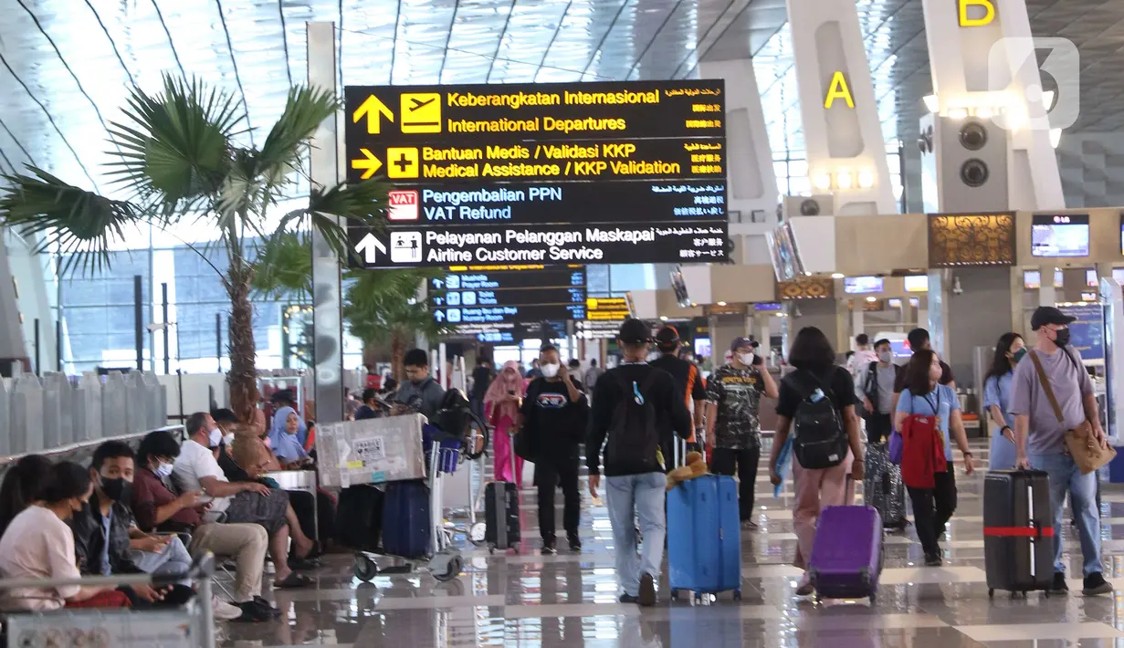 Calon penumpang berada di Terminal 3 Bandara Internasional Soekarno Hatta, Banten, Selasa (1/3/2022). Mulai hari ini pemerintah memberlakukan aturan karantina selama tiga hari bagi Pelaku Perjalanan Luar Negeri (PPLN) yang sudah memperoleh vaksinasi lengkap dan booster. (Liputan6.com/Angga Yuniar)